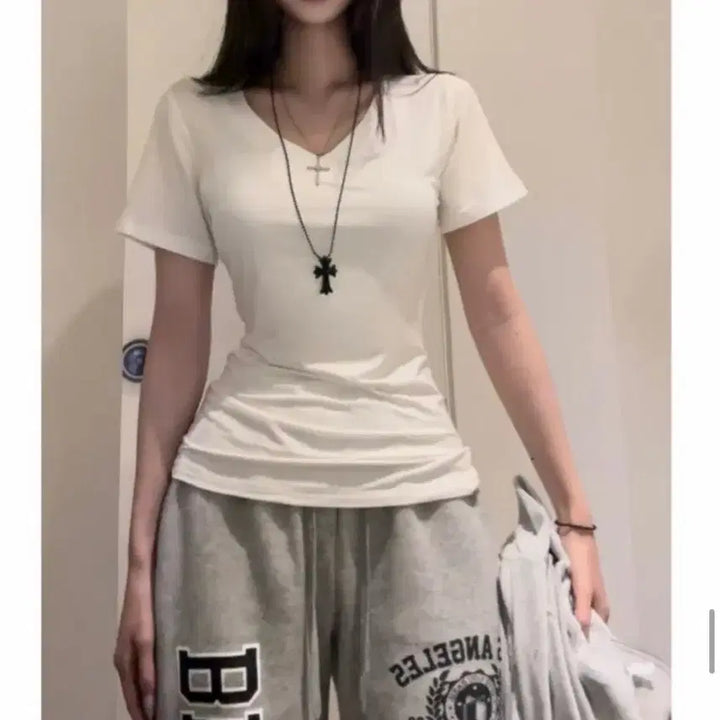 [BUNJANG] Avely V-Neck Short Sleeve T-shirt / (새상품)에이블리 브이넥 반팔티