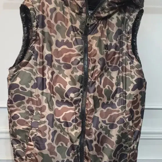 [BUNJANG] BSQT Black Camo Reversible Goose Down Vest / BSQT 후드 패딩 조끼 블랙 카모 양면