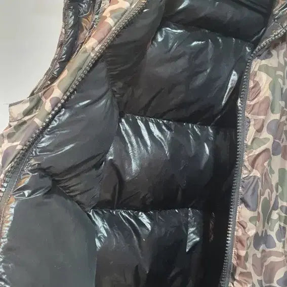 [BUNJANG] BSQT Black Camo Reversible Goose Down Vest / BSQT 후드 패딩 조끼 블랙 카모 양면