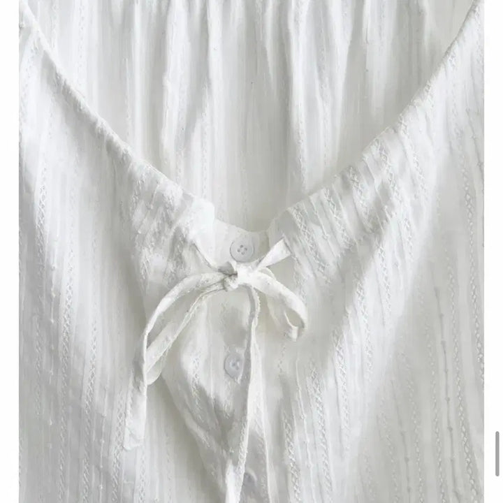 [BUNJANG] Unbranded Lace Punching Sleeveless Blouse / (새상품) 민소매 펀칭 레이스 나시 블라우스