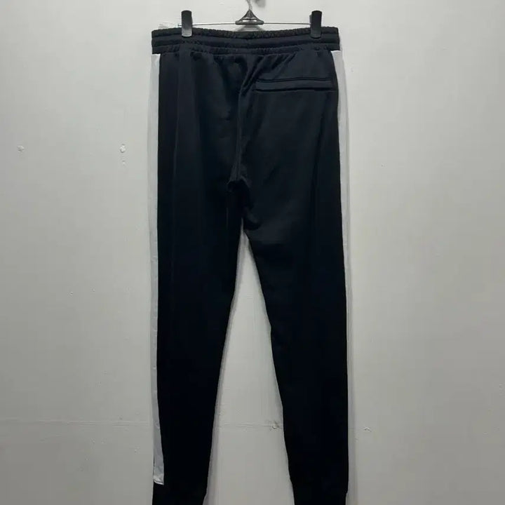[SOLD OUT] 푸마 블랙 트레이닝 바지 흰색 라인 M