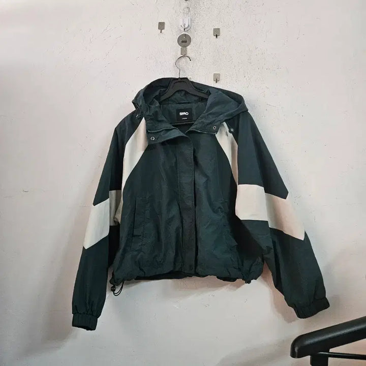 [BUNJANG] Spao Hooded Windbreaker Jacket - Black/White / 스파오 후드 바람막이 자켓 블랙/화이트