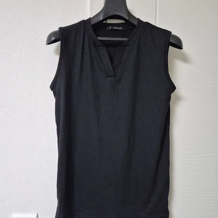 [BUNJANG] withNAK21 Black V-neck Sleeveless Top / withNAK21의 블랙 V넥 민소매 티셔츠