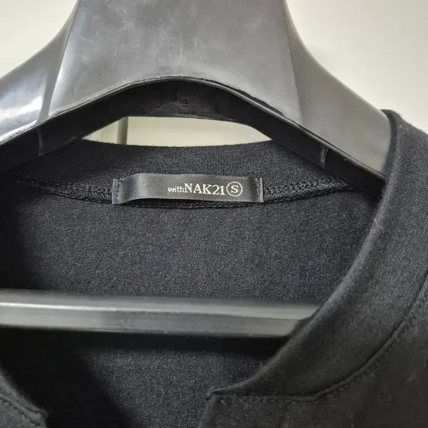 [BUNJANG] withNAK21 Black V-neck Sleeveless Top / withNAK21의 블랙 V넥 민소매 티셔츠