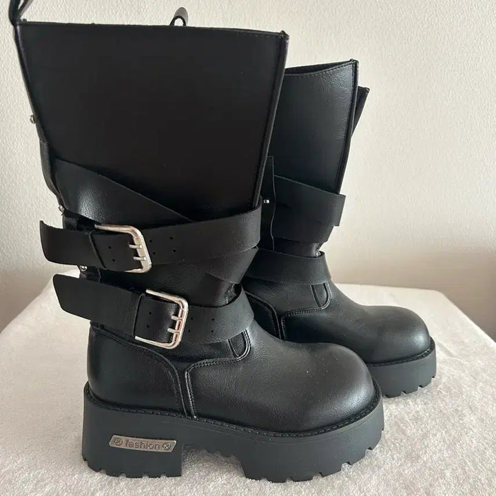 [BUNJANG] Fashionable Buckle Detail Walker Boots / 부츠