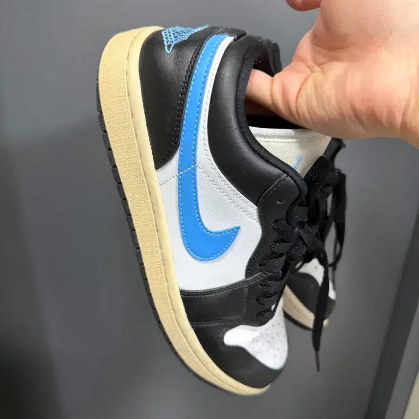 [BUNJANG] Nike Jordan 1 Low Black University Blue Sneakers / 조던 1 로우 블랙 유니버시티 블루 260 사이즈