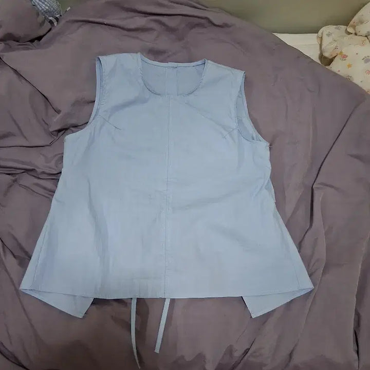 [SOLD OUT] 뒤트임 하늘색 나시 블라우스