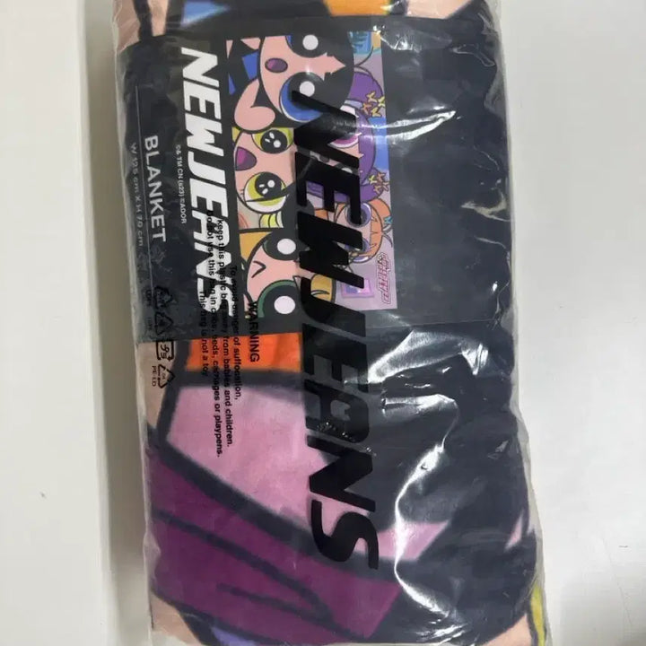 [SOLD OUT] 뉴진스 담요 미개봉 blacket