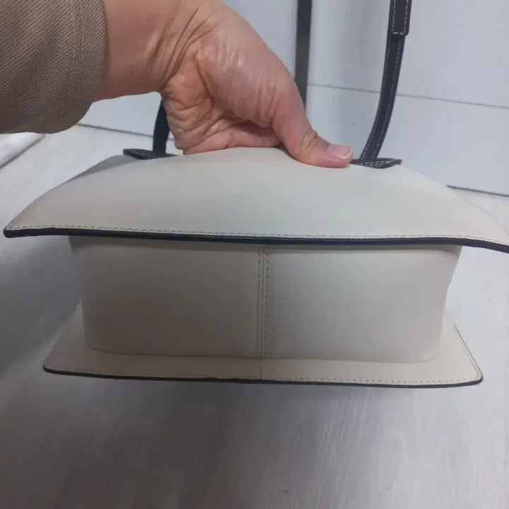 [BUNJANG] Couronne Ally Crossbody Bag / 쿠론 앨리. 크로스백. 다크브라운+아이보리