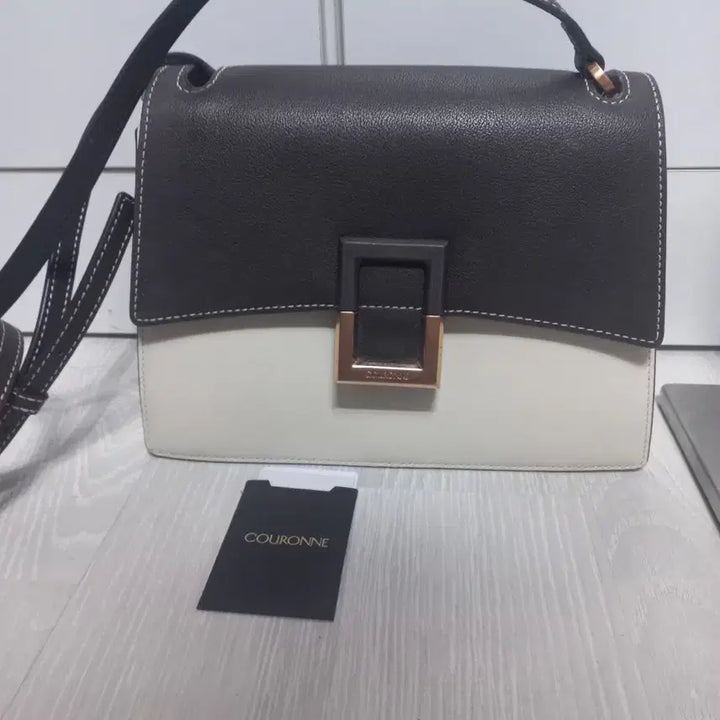 [BUNJANG] Couronne Ally Crossbody Bag / 쿠론 앨리. 크로스백. 다크브라운+아이보리