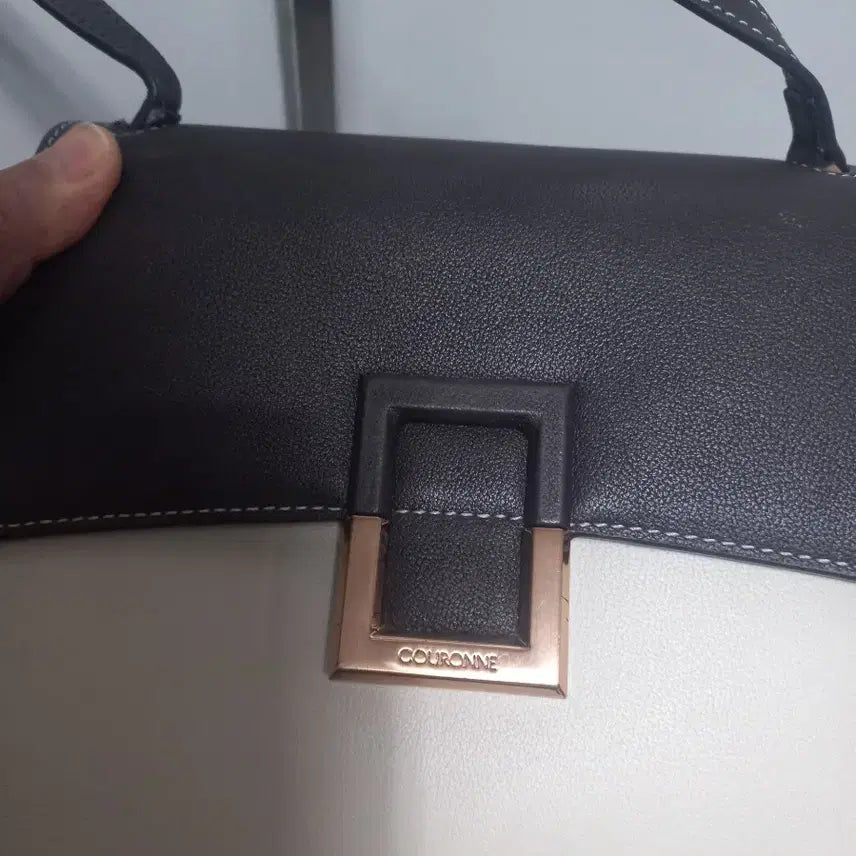 [BUNJANG] Couronne Ally Crossbody Bag / 쿠론 앨리. 크로스백. 다크브라운+아이보리