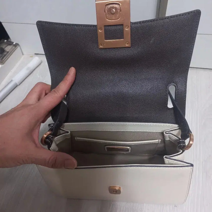 [BUNJANG] Couronne Ally Crossbody Bag / 쿠론 앨리. 크로스백. 다크브라운+아이보리