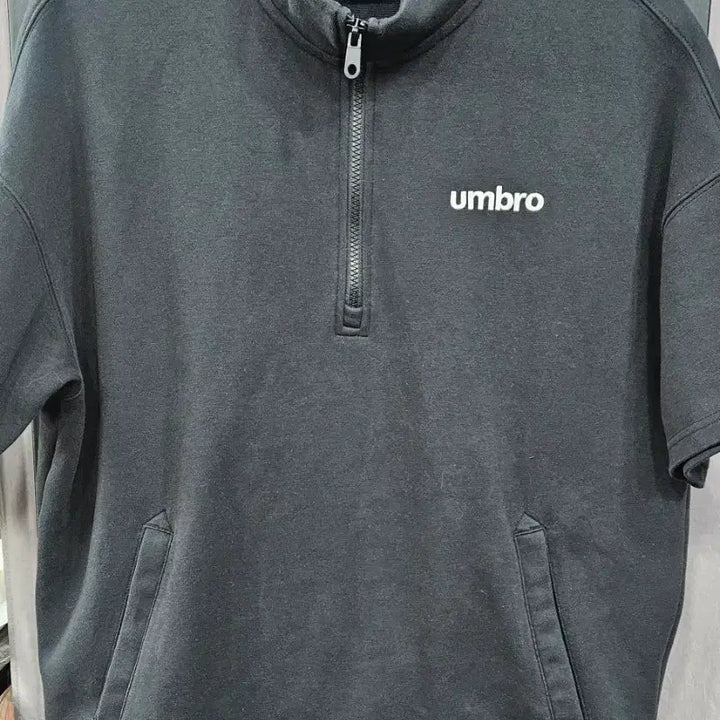 [SOLD OUT] 엄브로 블랙 반팔 하프집업 티셔츠 95