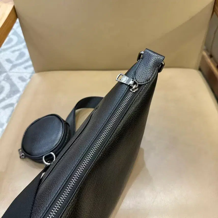[BUNJANG] Coach All Over Pin Trumpet Hobo Shoulder Bag / 코치 남성 올오버 핀 트럼펫 호보 숄더 또는 크로스