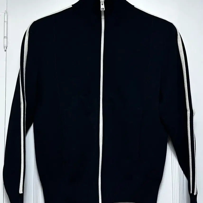 [SOLD OUT] cos 컨트래스트 스트라이프 니티드 트랙 재킷