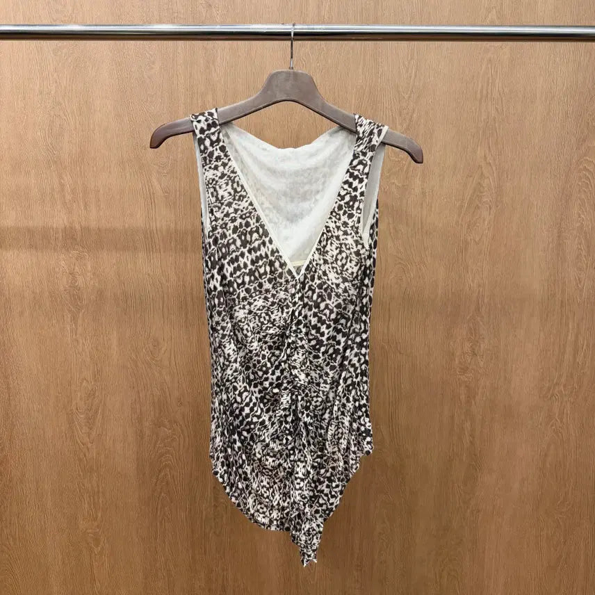 [BUNJANG] Max Mara Sleeveless Blouse Leopard Print Frill V-Neck / 막스마라 슬리브리스 블라우스 호피 패턴 프릴 브이넥 로우하이 헴 디테일