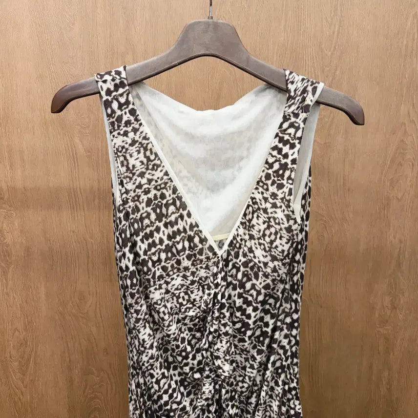 [BUNJANG] Max Mara Sleeveless Blouse Leopard Print Frill V-Neck / 막스마라 슬리브리스 블라우스 호피 패턴 프릴 브이넥 로우하이 헴 디테일