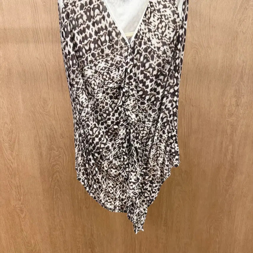 [BUNJANG] Max Mara Sleeveless Blouse Leopard Print Frill V-Neck / 막스마라 슬리브리스 블라우스 호피 패턴 프릴 브이넥 로우하이 헴 디테일