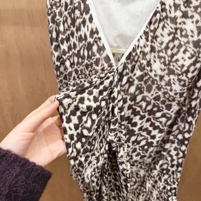 [BUNJANG] Max Mara Sleeveless Blouse Leopard Print Frill V-Neck / 막스마라 슬리브리스 블라우스 호피 패턴 프릴 브이넥 로우하이 헴 디테일