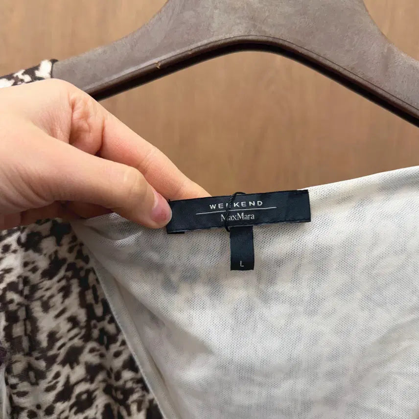 [BUNJANG] Max Mara Sleeveless Blouse Leopard Print Frill V-Neck / 막스마라 슬리브리스 블라우스 호피 패턴 프릴 브이넥 로우하이 헴 디테일