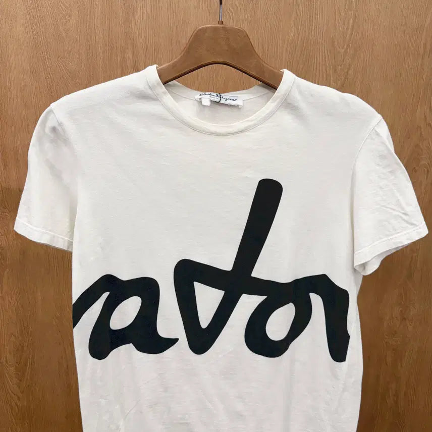 [BUNJANG] Salvatore Ferragamo Big Logo Printed T-shirt / 살바토레 페라가모 반팔 티셔츠 빅 로고 프린팅 라운드넥 디테일 화이트