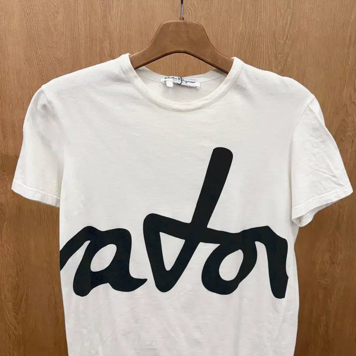 [BUNJANG] Salvatore Ferragamo Big Logo Printed T-shirt / 살바토레 페라가모 반팔 티셔츠 빅 로고 프린팅 라운드넥 디테일 화이트