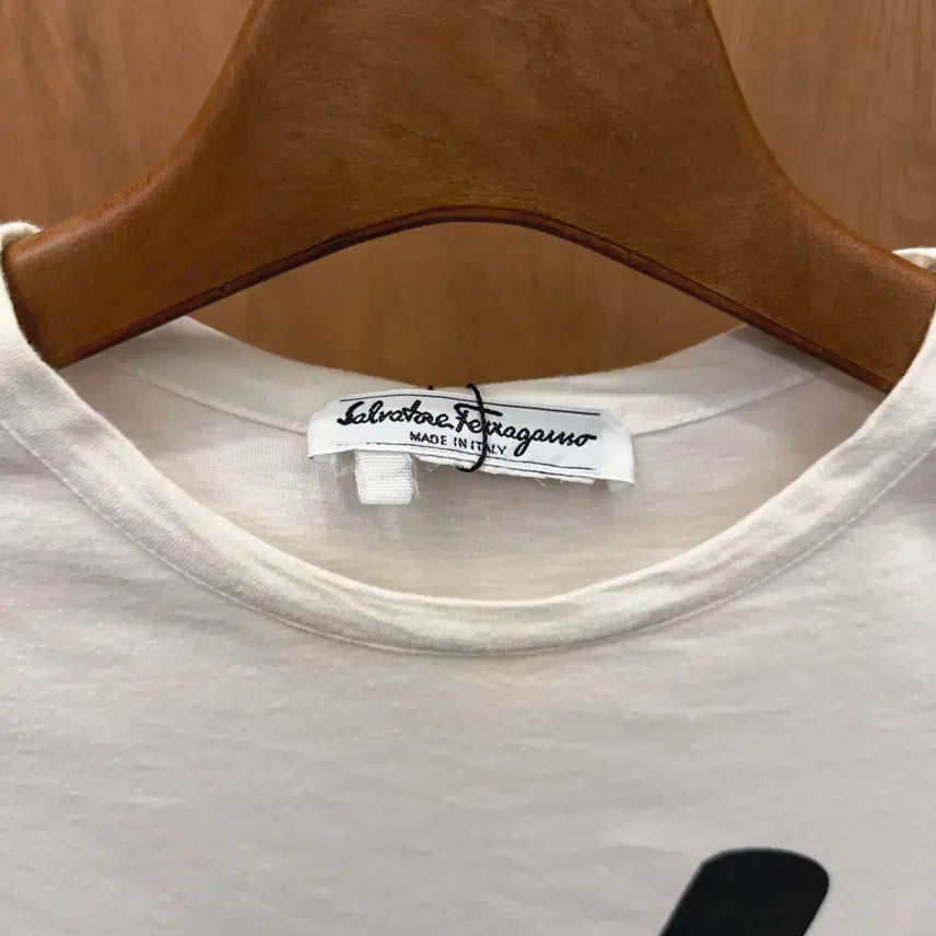 [BUNJANG] Salvatore Ferragamo Big Logo Printed T-shirt / 살바토레 페라가모 반팔 티셔츠 빅 로고 프린팅 라운드넥 디테일 화이트