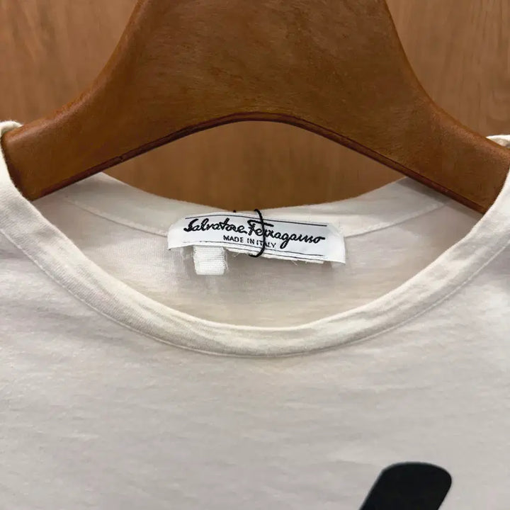 [BUNJANG] Salvatore Ferragamo Big Logo Printed T-shirt / 살바토레 페라가모 반팔 티셔츠 빅 로고 프린팅 라운드넥 디테일 화이트