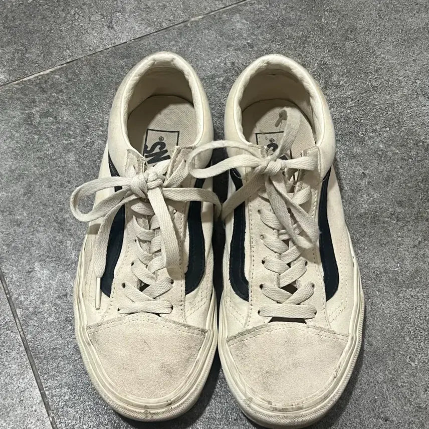 [BUNJANG] Vans 235 Flat Shoes / 반스 235 교신 가능