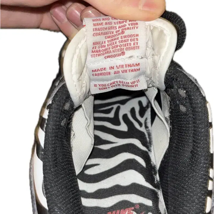 [BUNJANG] Nike SB Quarter Snacks Dunk Low Black Zebra Sneakers / 나이키 SB 쿼터스낵 덩크 로우 블랙 제브라 235