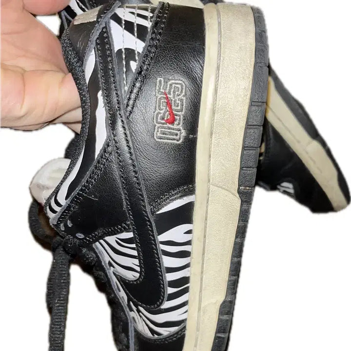 [BUNJANG] Nike SB Quarter Snacks Dunk Low Black Zebra Sneakers / 나이키 SB 쿼터스낵 덩크 로우 블랙 제브라 235