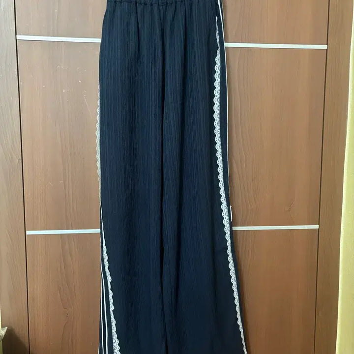 [BUNJANG] KOKOMO CO Lace Track Pants / 코코모코 레이스 트랙팬츠