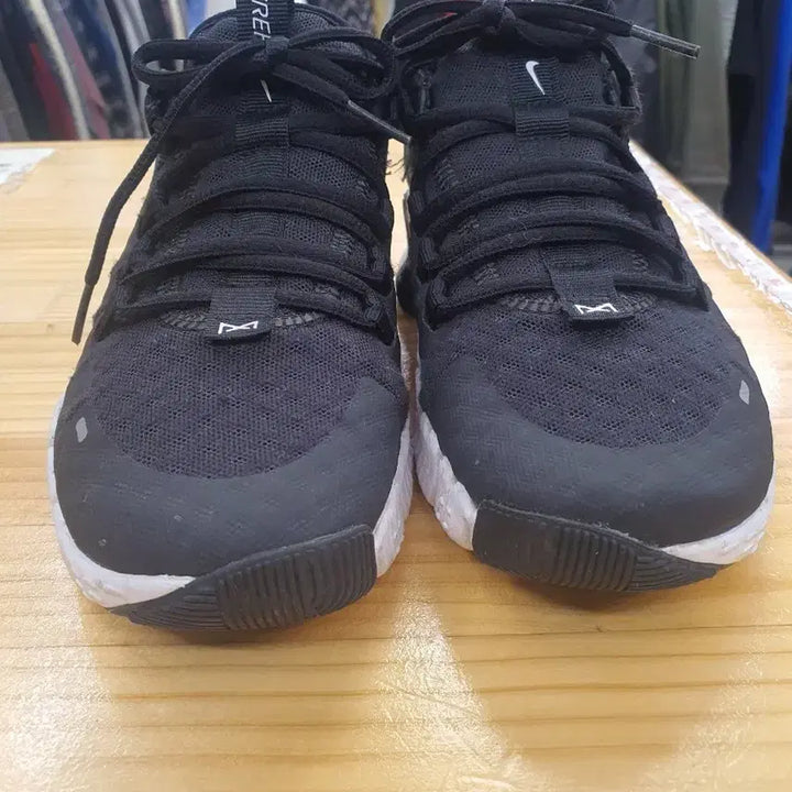 [BUNJANG] Nike Free Metcon 5 Black White (235mm) / [세탁완료/A급] 나이키 프리 메트콘 5 블랙화이트 (235)