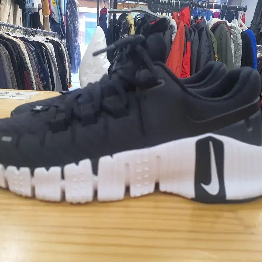 [BUNJANG] Nike Free Metcon 5 Black White (235mm) / [세탁완료/A급] 나이키 프리 메트콘 5 블랙화이트 (235)
