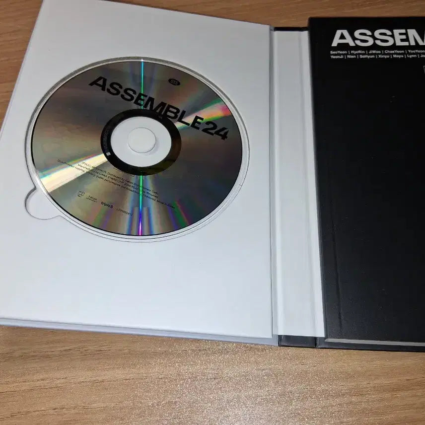 [SOLD OUT] [BUNJANG] tripleS Assemble24 Signed Album / 트리플에스 Assemble24 비매 싸인 앨범