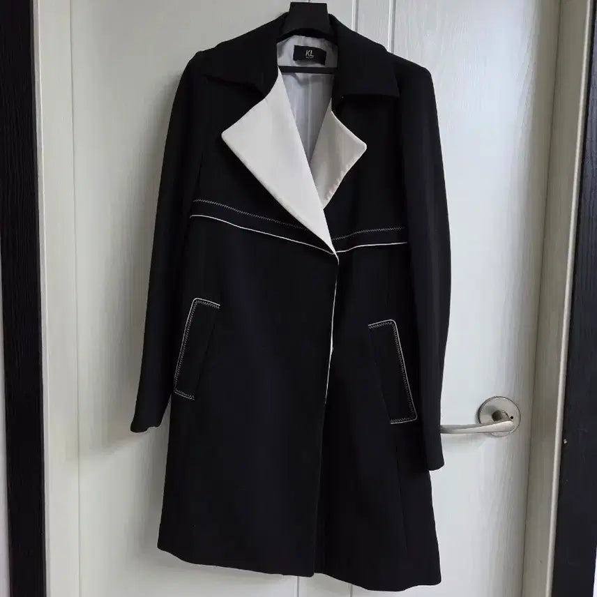 [BUNJANG] KL by LYNN Black and White Color Block Coat / 하객룩 KL by  LYNN  블랙 앤 화이트 배색 코트