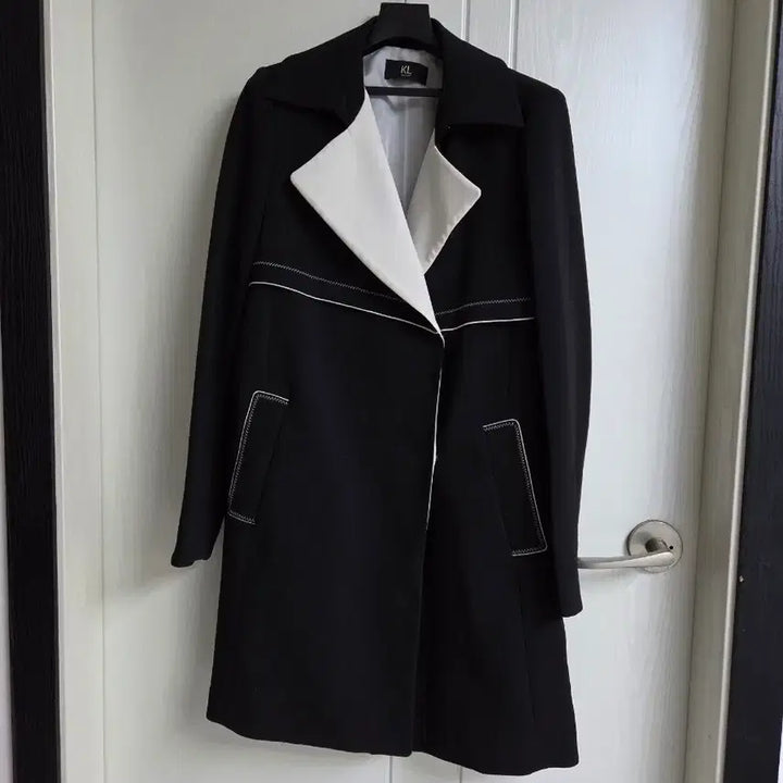 [BUNJANG] KL by LYNN Black and White Color Block Coat / 하객룩 KL by  LYNN  블랙 앤 화이트 배색 코트