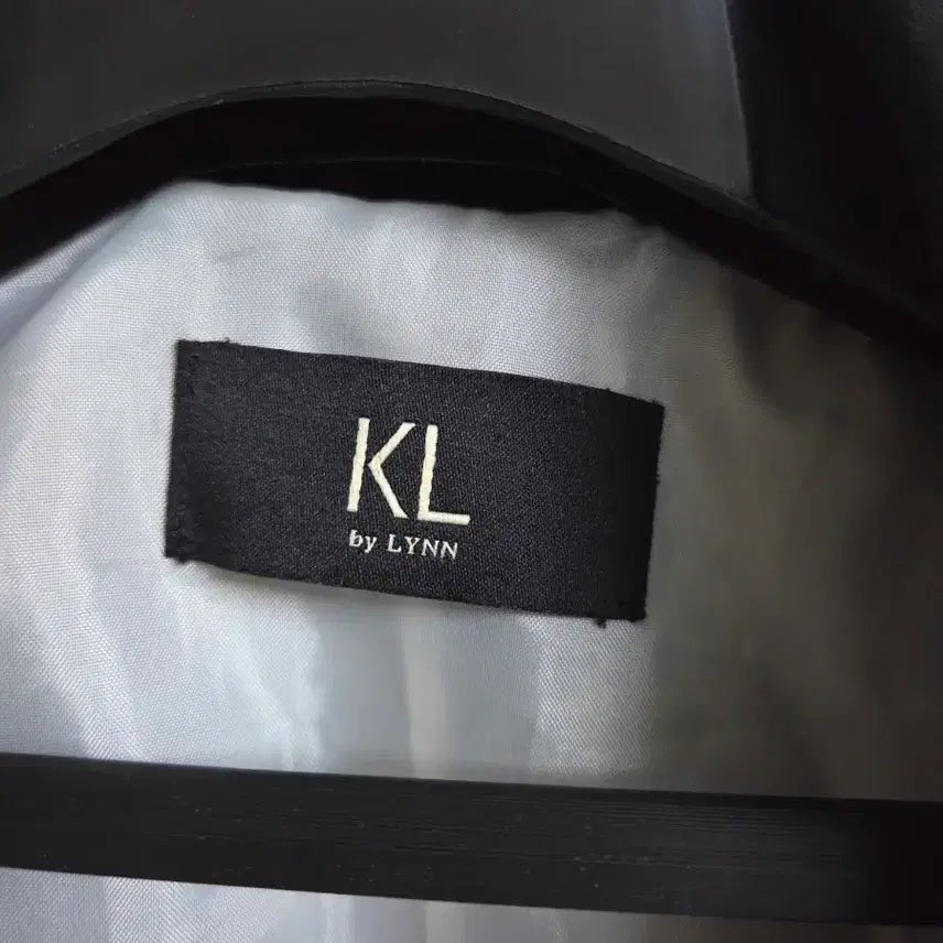 [BUNJANG] KL by LYNN Black and White Color Block Coat / 하객룩 KL by  LYNN  블랙 앤 화이트 배색 코트