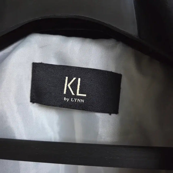 [BUNJANG] KL by LYNN Black and White Color Block Coat / 하객룩 KL by  LYNN  블랙 앤 화이트 배색 코트