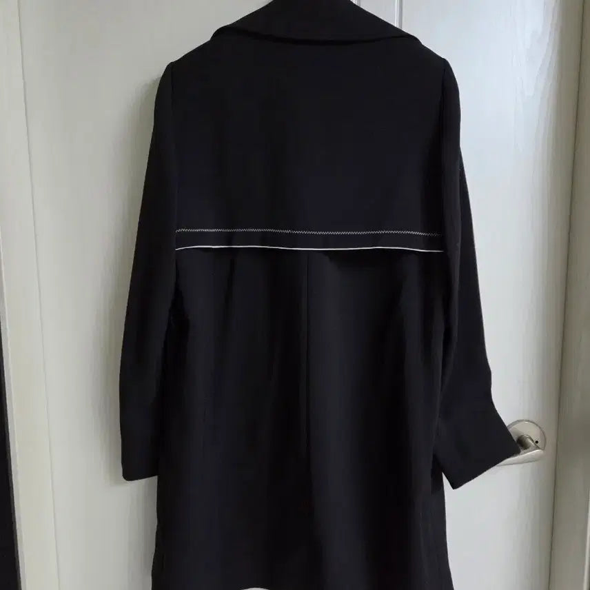 [BUNJANG] KL by LYNN Black and White Color Block Coat / 하객룩 KL by  LYNN  블랙 앤 화이트 배색 코트