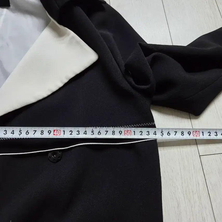 [BUNJANG] KL by LYNN Black and White Color Block Coat / 하객룩 KL by  LYNN  블랙 앤 화이트 배색 코트