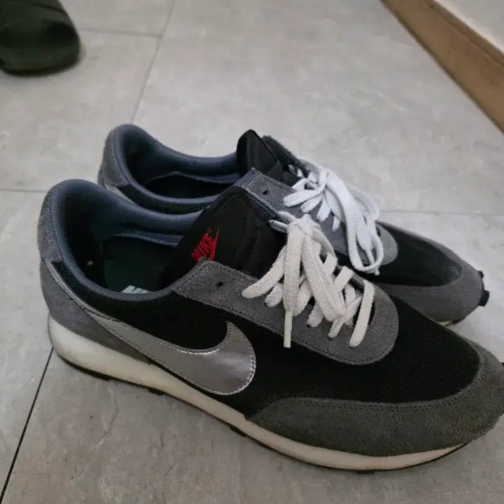 [BUNJANG] Nike Daybreak Metallic Silver Sneakers / 나이키 데이브레이크 메탈릭실버 295
