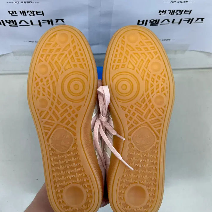 [BUNJANG] Adidas Handball Spezial Sandy Pink Off White Sneakers / (W) 아디다스 핸드볼 스페지알 샌디 핑크 오프 화이트 / 240