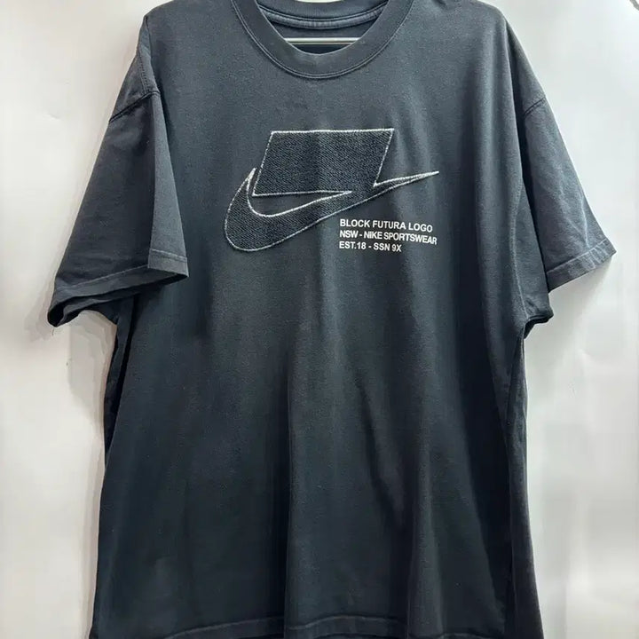 [BUNJANG] Nike Block Futura Logo Black T-shirt / [XXL] 나이키 블록 푸추라 로고 블랙 반팔 티셔츠 2.5