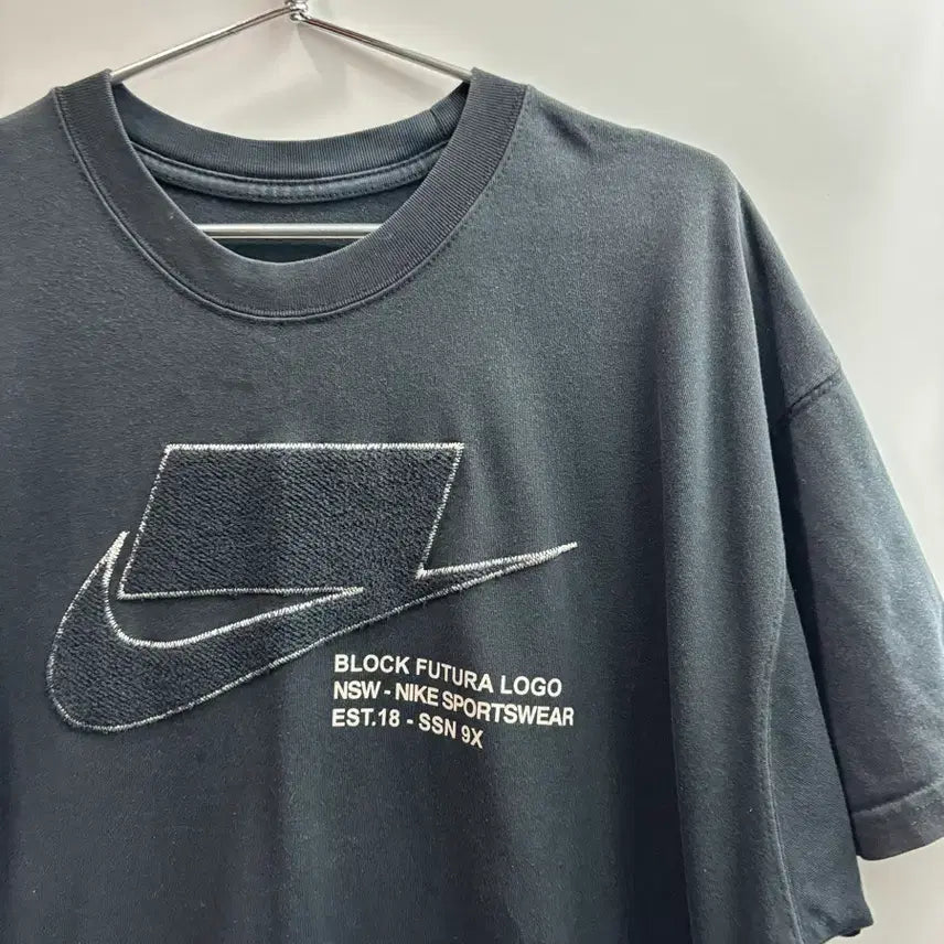 [BUNJANG] Nike Block Futura Logo Black T-shirt / [XXL] 나이키 블록 푸추라 로고 블랙 반팔 티셔츠 2.5