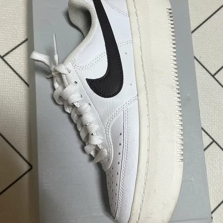 [BUNJANG] Nike Court Vision Low White/Brown Sneakers / 나이키 코트 비전 로우 흰/밤 225