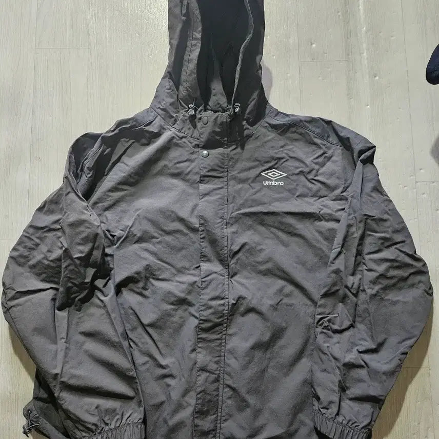 [BUNJANG] Umbro Classic Hooded Windbreaker Jacket Charcoal / 엄브로 후드 바람막이 점퍼엄브로 클래식 후드형 바람막이 집업 자켓 차콜