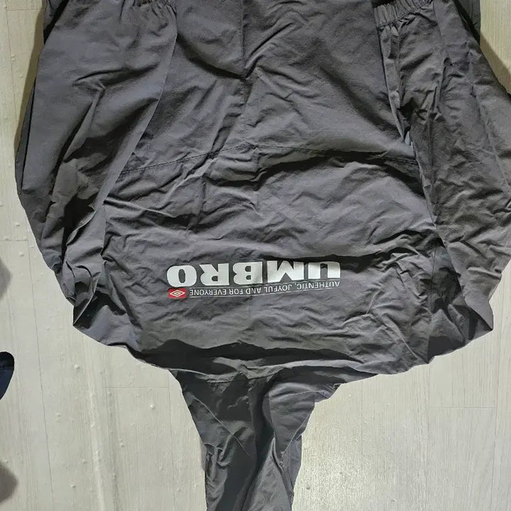 [BUNJANG] Umbro Classic Hooded Windbreaker Jacket Charcoal / 엄브로 후드 바람막이 점퍼엄브로 클래식 후드형 바람막이 집업 자켓 차콜