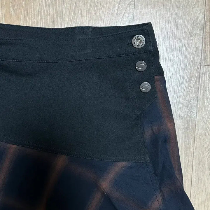 [BUNJANG] Mischief Asymmetric Two-Tone Mini Skirt Black Multi S / 미스치프 어시메트릭 투톤 미니 스커트 블랙 멀티 S