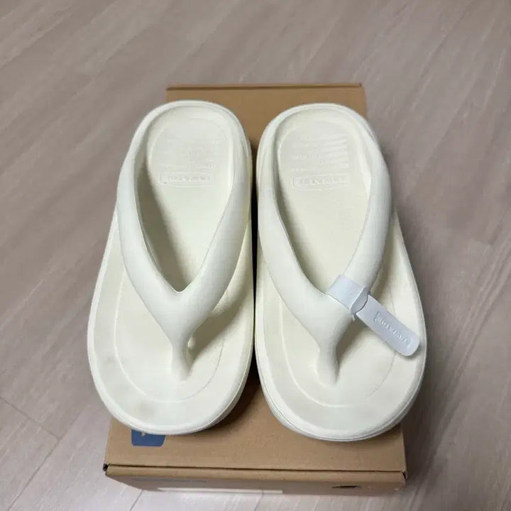 [BUNJANG] To&amp;To White Flip-Flop Slippers 250 / 토앤토 화이트 플립플랍 슬리퍼 250